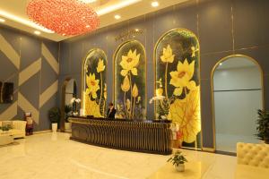 波来古市Pleiku Hotel by Gia Lai Tourist的大堂墙上挂着花壁画