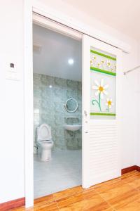 Chiang Khamโรงแรมเชียงคำรักคุณ的一间带卫生间和推拉门的浴室