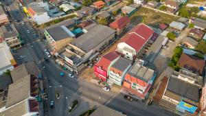 Chiang Khamโรงแรมเชียงคำรักคุณ的城市的顶部景观,建筑和街道