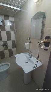 安塔利亚antalya Lifehotel的一间带水槽、镜子和卫生间的浴室