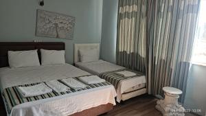 安塔利亚antalya Lifehotel的一间小卧室,配有两张床和窗户