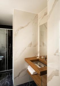 罗马内葛诺酒店的一间带水槽和淋浴的浴室