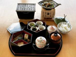 那智胜浦町胜浦日出日式旅馆的桌子上放着一盘食物的桌子