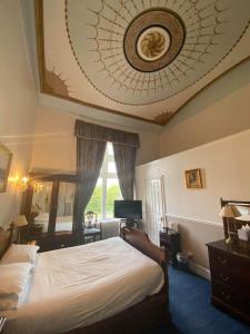 南凯夫Cave Castle Hotel的一间卧室配有一张床,天花板配有时钟