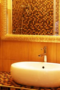 圣欧费米亚拉默齐亚布拉姆酒店的浴室设有白色水槽和镜子