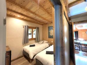 里雾诗4C木屋的一间卧室设有两张床和窗户。
