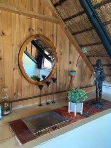 Henburg ParkManwood Lodge的一间设有镜子、雕像和植物的房间