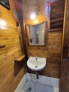 巴加Pousada Donaciana - Beach Cottages的一间带水槽和镜子的浴室