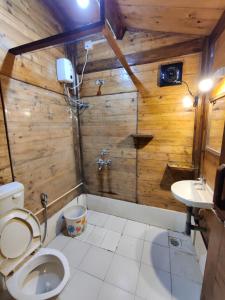 巴加Pousada Donaciana - Beach Cottages的木制浴室设有卫生间和水槽