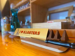 克洛斯特斯体育旅舍克罗斯特的一张桌子上摆着一盒饼干