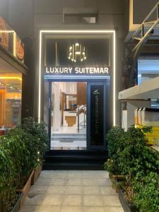 米迪克Luxury SuiteMar的大楼家具商店的大堂入口