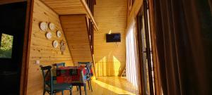 安布罗劳里oda lux nikorcminda的客房设有桌椅和窗户。