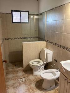 皮里亚波利斯卡萨7塞罗斯度假屋的一间带卫生间和水槽的浴室