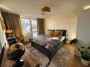 新扎姆基City Comfort Retreat的一间卧室设有一张床和一个大窗户