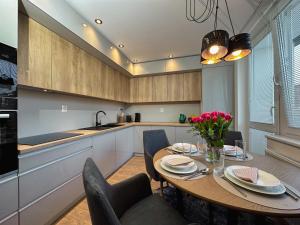 新扎姆基City Comfort Retreat的一间带木桌和椅子的厨房以及一间带用餐室的厨房。