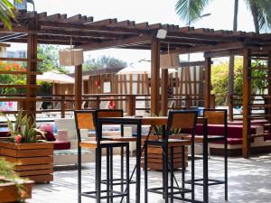 达喀尔诺富特达喀尔酒店的一个带桌椅和凉亭的庭院