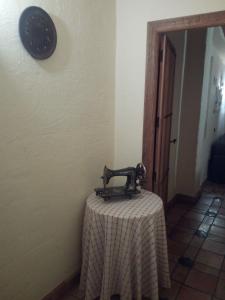 卡索拉阿布拉之家乡村民宿的桌子,桌子布,墙上挂着时钟