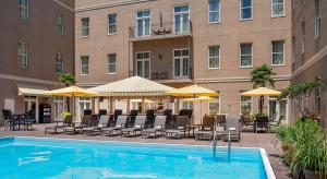 新奥尔良凯悦中心酒店，法国区的一座设有游泳池、椅子和遮阳伞的酒店