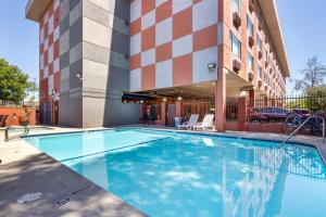 威尔明顿洛杉矶世界港贝斯特韦斯特酒店的大楼前的游泳池