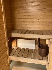 万塔Kotimaailma - Kalustettu saunallinen asunto kuudelle的小型木制桑拿,里面装有桶