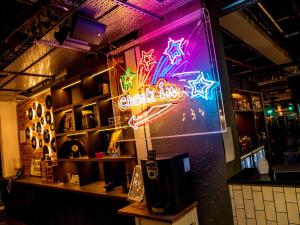 格拉斯哥ibis Styles Glasgow Central的墙上有 ⁇ 虹灯标志的酒吧