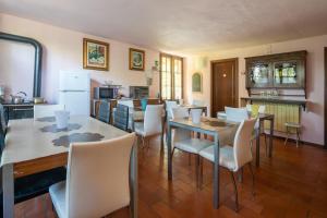富切基奥Villino Stregatta by VacaVilla的厨房以及带桌椅的用餐室。