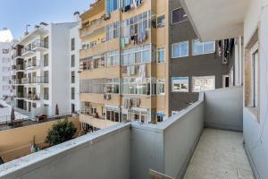 里斯本JOIVY Striking flat in Benfica的公寓的阳台位于大楼的后面。