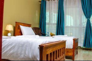 KisoroCAR-NET HOTEL的一间卧室配有一张带蓝色窗帘的大床