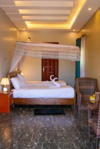 KisoroCAR-NET HOTEL的一间卧室配有一张带天蓬的床