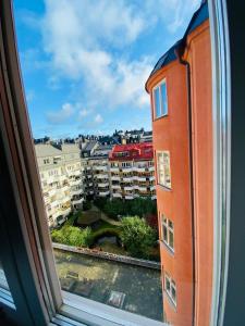 斯德哥尔摩Stay Inn Apartments Norrmalm的从建筑的窗户欣赏美景