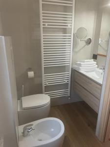 皮耶韦迪索利戈VILLA MARGHERITA的白色的浴室设有卫生间和水槽。
