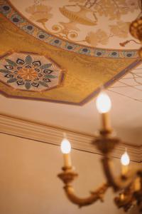 阿夸维瓦皮切纳Hotel Oviv dimora del borgo的天花板上镶嵌的天花板和绘画