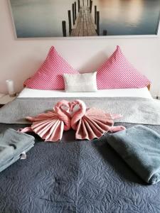 纳瑟尔文勒格特鲁德度假公寓的一间卧室配有带粉红色枕头的床