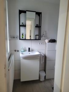 纳瑟尔文勒格特鲁德度假公寓的白色的浴室设有水槽和镜子