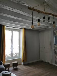 萨尔特河畔弗莱斯涅Maison Chaleureuse dans petite cité de caractère的客厅设有木制天花板和2扇窗户。