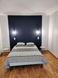 萨尔特河畔弗莱斯涅Maison Chaleureuse dans petite cité de caractère的一间卧室配有一张蓝色墙壁的床