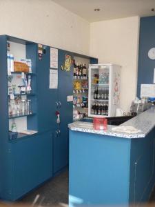 俄斯特拉发Ubytovna u hospůdky的蓝色的厨房配有柜台和冰箱