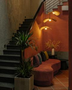 胡志明市KIN WANDER - Tân Phong的带沙发和楼梯的客厅