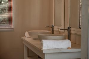 Santa MariaThe View @ Santa Maria的浴室设有2个水槽和镜子
