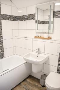 斯特利特Mullions 51 B&B的白色的浴室设有水槽和卫生间。