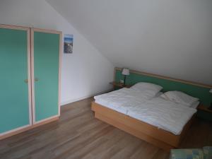 奥斯特巴德·哥伦Apartmentanlage-Villa-Granitz in Göhren的一间卧室设有一张床和一个滑动玻璃门
