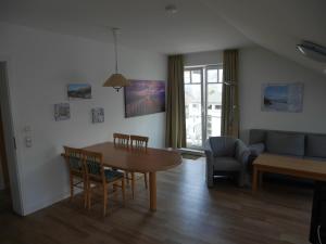奥斯特巴德·哥伦Apartmentanlage-Villa-Granitz in Göhren的客厅配有桌椅和沙发