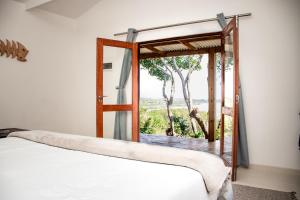 Santa MariaThe View @ Santa Maria的客房设有一张床和一个美景窗户。