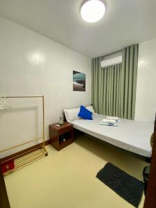 科隆MyGuide Travellers Inn的一间卧室设有一张大床和一个窗户。