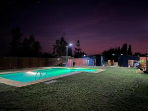 康塞普西翁Ecoraleo的夜间在院子里的游泳池