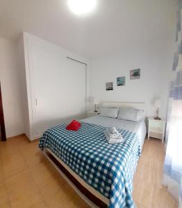 圣伊西德罗Appartamento Mochiri - San Isidro的一间卧室配有一张带蓝白色 ⁇ 面毯的床