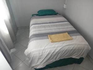 比勒陀利亚Las Palmas Day & Night Guest House的一张带黄毛巾的单人床