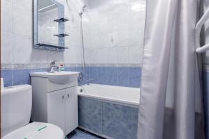 彼得罗巴甫洛夫斯克Альпина的浴室配有卫生间、盥洗盆和浴缸。