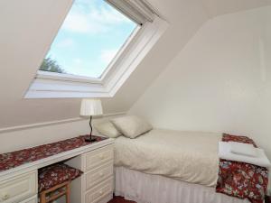 斯托诺韦Dunard Villa的阁楼卧室设有床和窗户。
