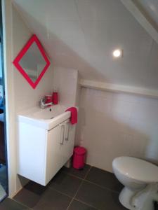 普瓦西Grande Chambre的浴室配有白色水槽和卫生间。